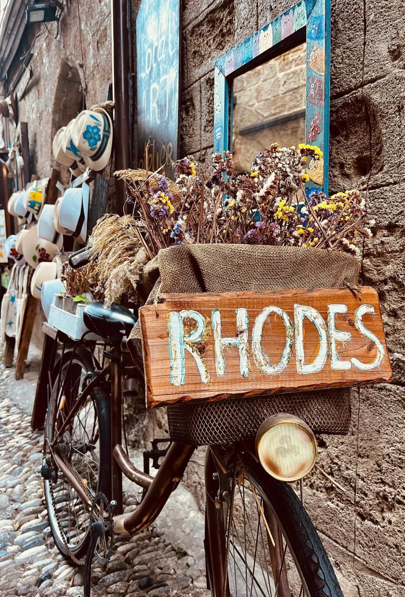 The Knight And The Pomegranate - Luxury Medieval * Rhodes City